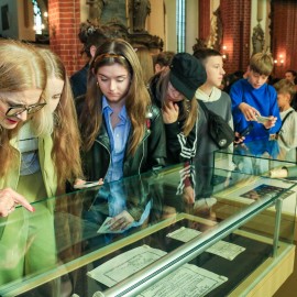 powiększ zdjęcie: Nasze przesłanie do przyszłych pokoleń - zamykamy kapsułę czasu na wieki