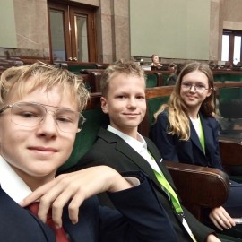 powiększ zdjęcie: Legniccy uczniowie w Sejmie Dzieci i Młodzieży