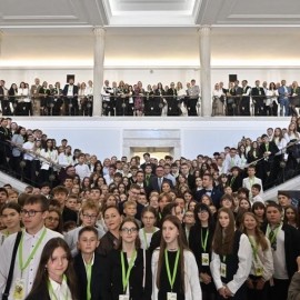 powiększ zdjęcie: Legniccy uczniowie w Sejmie Dzieci i Młodzieży