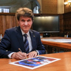 powiększ zdjęcie: Nowa kapsuła czasu już na wieży katedry