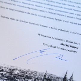 powiększ zdjęcie: Nowa kapsuła czasu już na wieży katedry