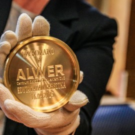 powiększ zdjęcie: Nowa kapsuła czasu już na wieży katedry