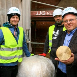 powiększ zdjęcie: Nowa kapsuła czasu już na wieży katedry