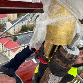 powiększ zdjęcie: Nowa kapsuła czasu już na wieży katedry