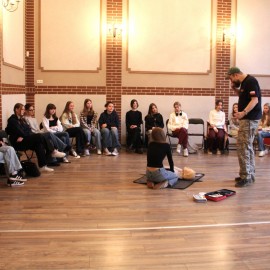 powiększ zdjęcie: Każda sekunda ma znaczenie – legnicka młodzież uczy się ratować życie