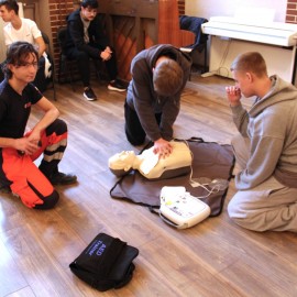 Każda sekunda ma znaczenie – legnicka młodzież uczy się ratować życie