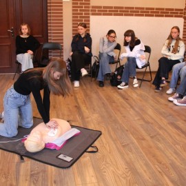 powiększ zdjęcie: Każda sekunda ma znaczenie – legnicka młodzież uczy się ratować życie