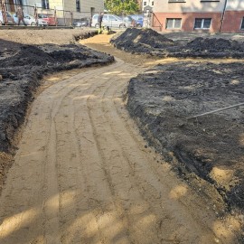 powiększ zdjęcie: W centrum miasta powstaje skwer ze strefą wypoczynku