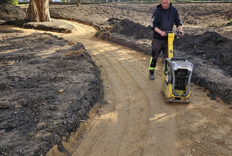 W centrum miasta powstaje skwer ze strefą wypoczynku