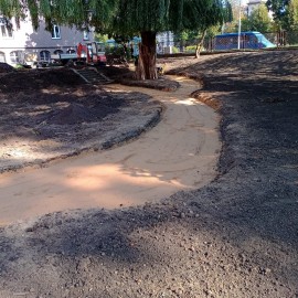 powiększ zdjęcie: W centrum miasta powstaje skwer ze strefą wypoczynku