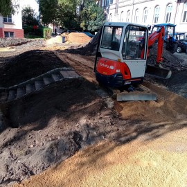 powiększ zdjęcie: W centrum miasta powstaje skwer ze strefą wypoczynku