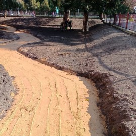 powiększ zdjęcie: W centrum miasta powstaje skwer ze strefą wypoczynku