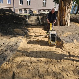 powiększ zdjęcie: W centrum miasta powstaje skwer ze strefą wypoczynku