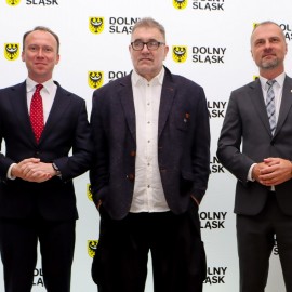 powiększ zdjęcie: Sesja sejmiku województwa w Legnicy. HONORARIO dla Jacka Głomba