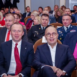 powiększ zdjęcie: Sesja sejmiku województwa w Legnicy. HONORARIO dla Jacka Głomba