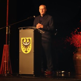 powiększ zdjęcie: Sesja sejmiku województwa w Legnicy. HONORARIO dla Jacka Głomba