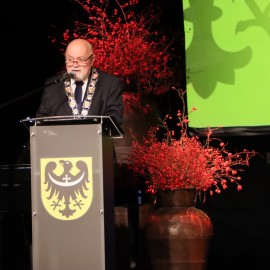 powiększ zdjęcie: Sesja sejmiku województwa w Legnicy. HONORARIO dla Jacka Głomba