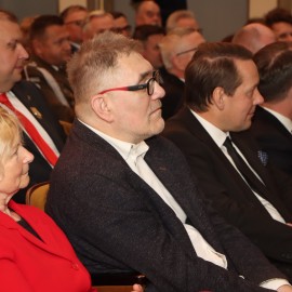 powiększ zdjęcie: Sesja sejmiku województwa w Legnicy. HONORARIO dla Jacka Głomba