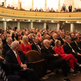 powiększ zdjęcie: Sesja sejmiku województwa w Legnicy. HONORARIO dla Jacka Głomba