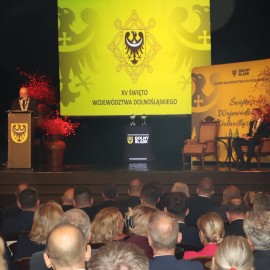 powiększ zdjęcie: Sesja sejmiku województwa w Legnicy. HONORARIO dla Jacka Głomba