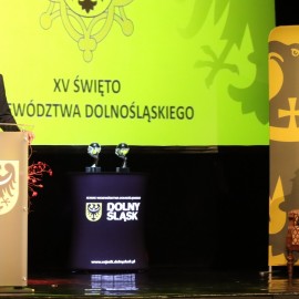 powiększ zdjęcie: Sesja sejmiku województwa w Legnicy. HONORARIO dla Jacka Głomba