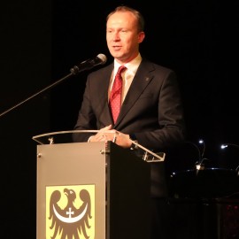 powiększ zdjęcie: Sesja sejmiku województwa w Legnicy. HONORARIO dla Jacka Głomba