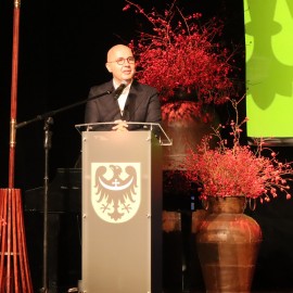 powiększ zdjęcie: Sesja sejmiku województwa w Legnicy. HONORARIO dla Jacka Głomba