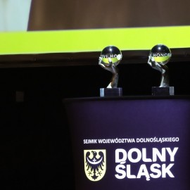 powiększ zdjęcie: Sesja sejmiku województwa w Legnicy. HONORARIO dla Jacka Głomba