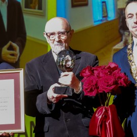 powiększ zdjęcie: Sesja sejmiku województwa w Legnicy. HONORARIO dla Jacka Głomba