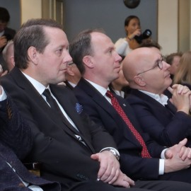 powiększ zdjęcie: Sesja sejmiku województwa w Legnicy. HONORARIO dla Jacka Głomba