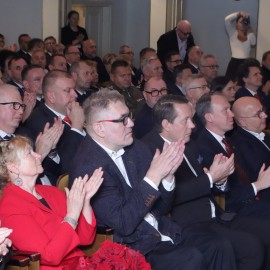 powiększ zdjęcie: Sesja sejmiku województwa w Legnicy. HONORARIO dla Jacka Głomba