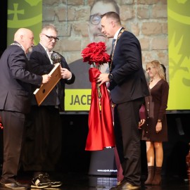 powiększ zdjęcie: Sesja sejmiku województwa w Legnicy. HONORARIO dla Jacka Głomba