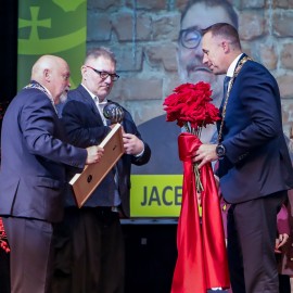 powiększ zdjęcie: Sesja sejmiku województwa w Legnicy. HONORARIO dla Jacka Głomba