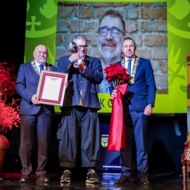 powiększ zdjęcie: Sesja sejmiku województwa w Legnicy. HONORARIO dla Jacka Głomba