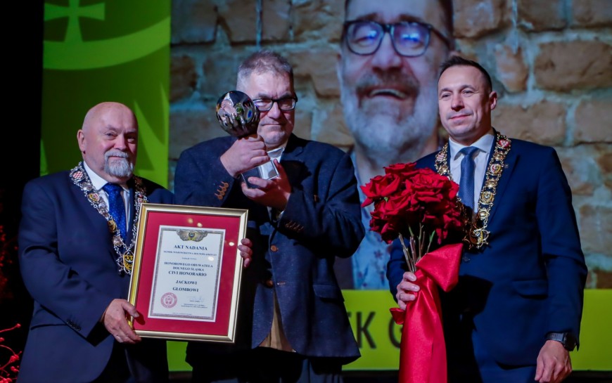 Sesja sejmiku województwa w Legnicy. HONORARIO dla Jacka Głomba