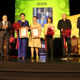 powiększ zdjęcie: Sesja sejmiku województwa w Legnicy. HONORARIO dla Jacka Głomba