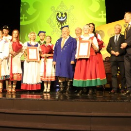 powiększ zdjęcie: Sesja sejmiku województwa w Legnicy. HONORARIO dla Jacka Głomba