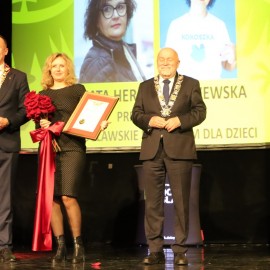 powiększ zdjęcie: Sesja sejmiku województwa w Legnicy. HONORARIO dla Jacka Głomba