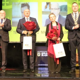 powiększ zdjęcie: Sesja sejmiku województwa w Legnicy. HONORARIO dla Jacka Głomba