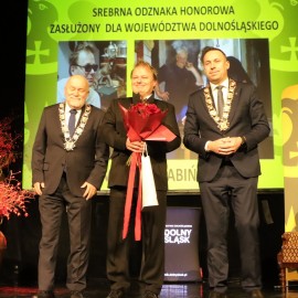 powiększ zdjęcie: Sesja sejmiku województwa w Legnicy. HONORARIO dla Jacka Głomba