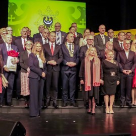 powiększ zdjęcie: Sesja sejmiku województwa w Legnicy. HONORARIO dla Jacka Głomba