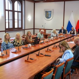 powiększ zdjęcie: Projekt herbu miasta z pozytywną opinią Komisji Kapituły i Statutu Rady Miejskiej