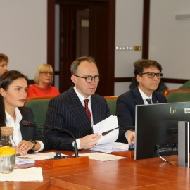 powiększ zdjęcie: Radni podnieśli wynagrodzenia dla rodzin zastępczych zawodowych w Legnicy