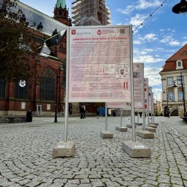 powiększ zdjęcie: „Laboratorium życia: krew w roli głównej” – nowa wystawa w legnickim Rynku