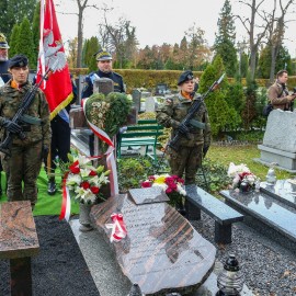 powiększ zdjęcie: Tu spoczywa bohater