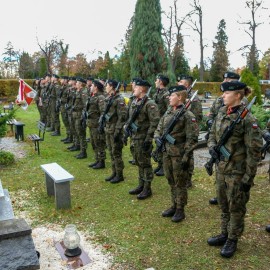 powiększ zdjęcie: Tu spoczywa bohater