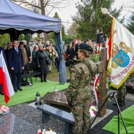 powiększ zdjęcie: Tu spoczywa bohater