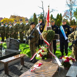 powiększ zdjęcie: Tu spoczywa bohater