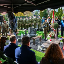 powiększ zdjęcie: Tu spoczywa bohater