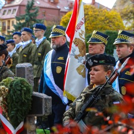 powiększ zdjęcie: Tu spoczywa bohater